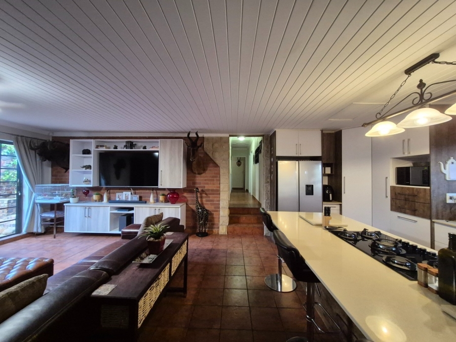 5 Bedroom Property for Sale in Langenhovenpark Free State